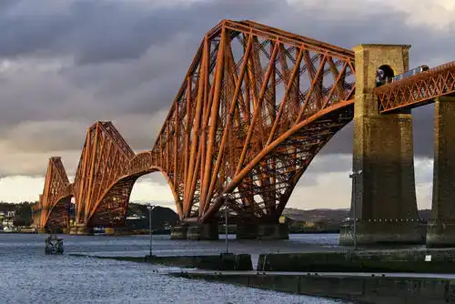 Forth Bridge — cantileverconstructie vanuit South Queensferry (Wikimedia Commons)