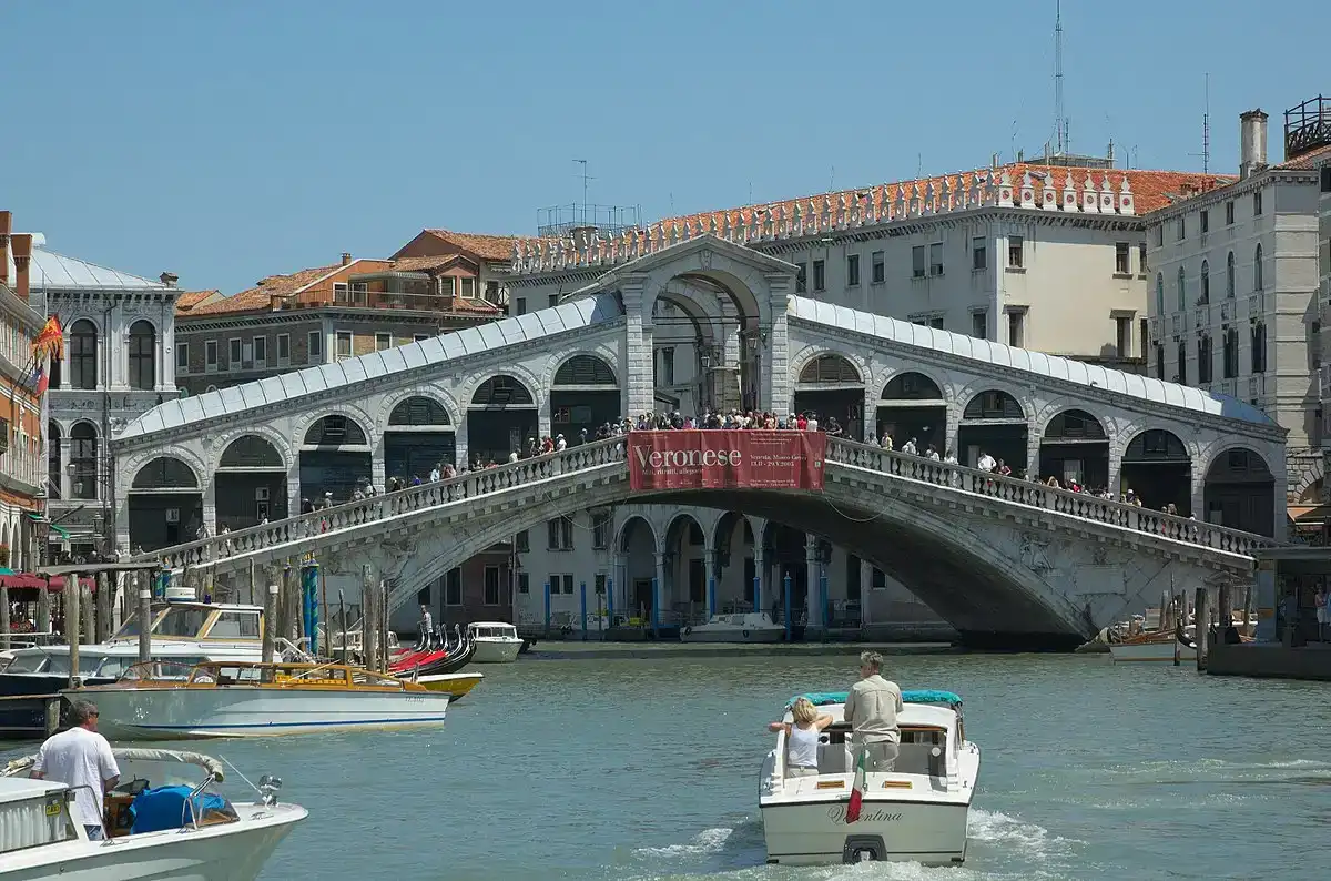 Rialtobrug — Venetië (Wikimedia Commons)