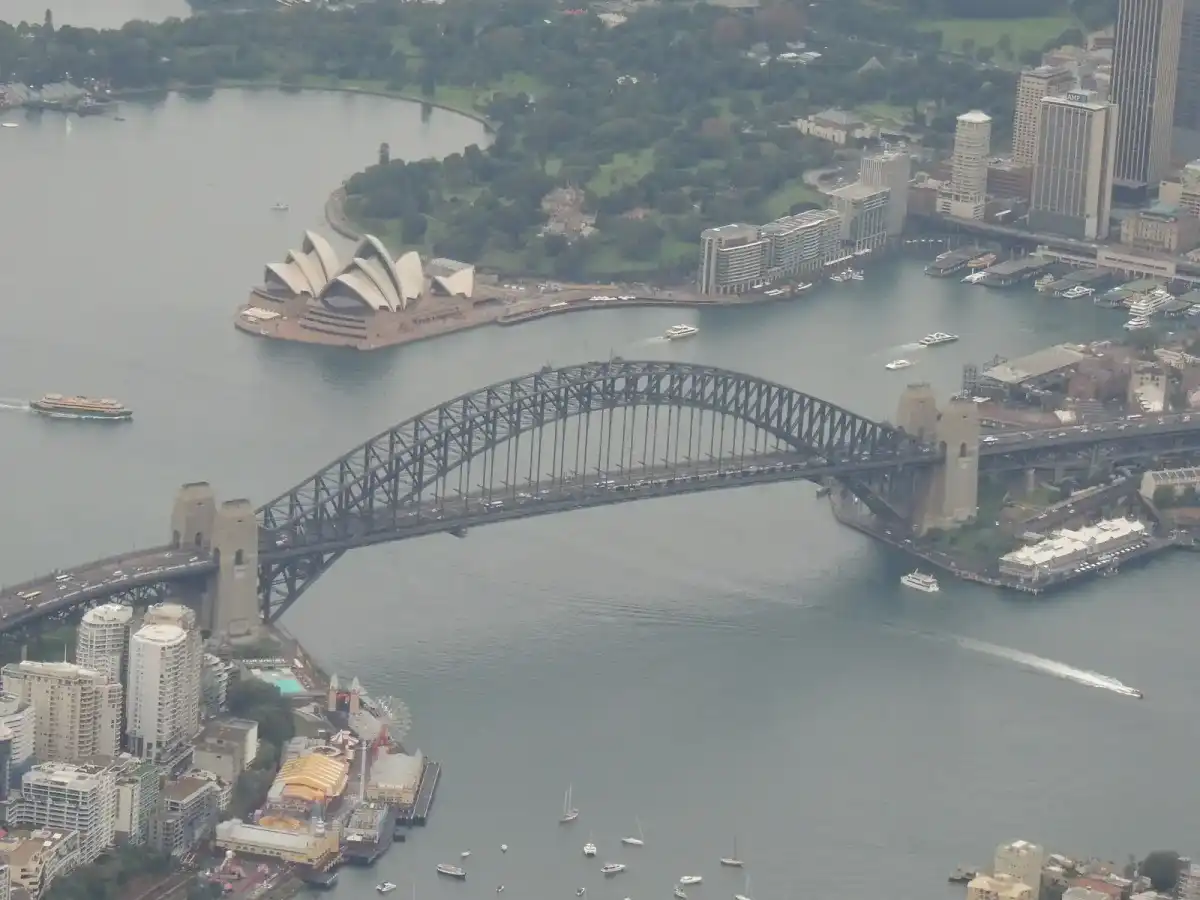 Sydney Harbour Bridge — luchtfoto (Wikimedia Commons)